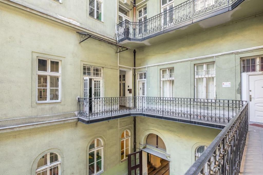Jozsef-Corvin Central Budapest Esterno foto